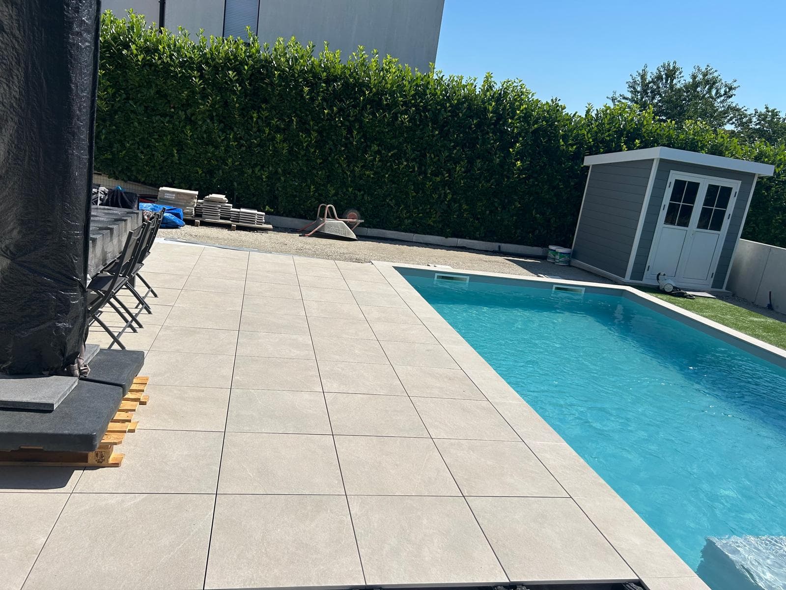 Piscine et terrasse carrelée